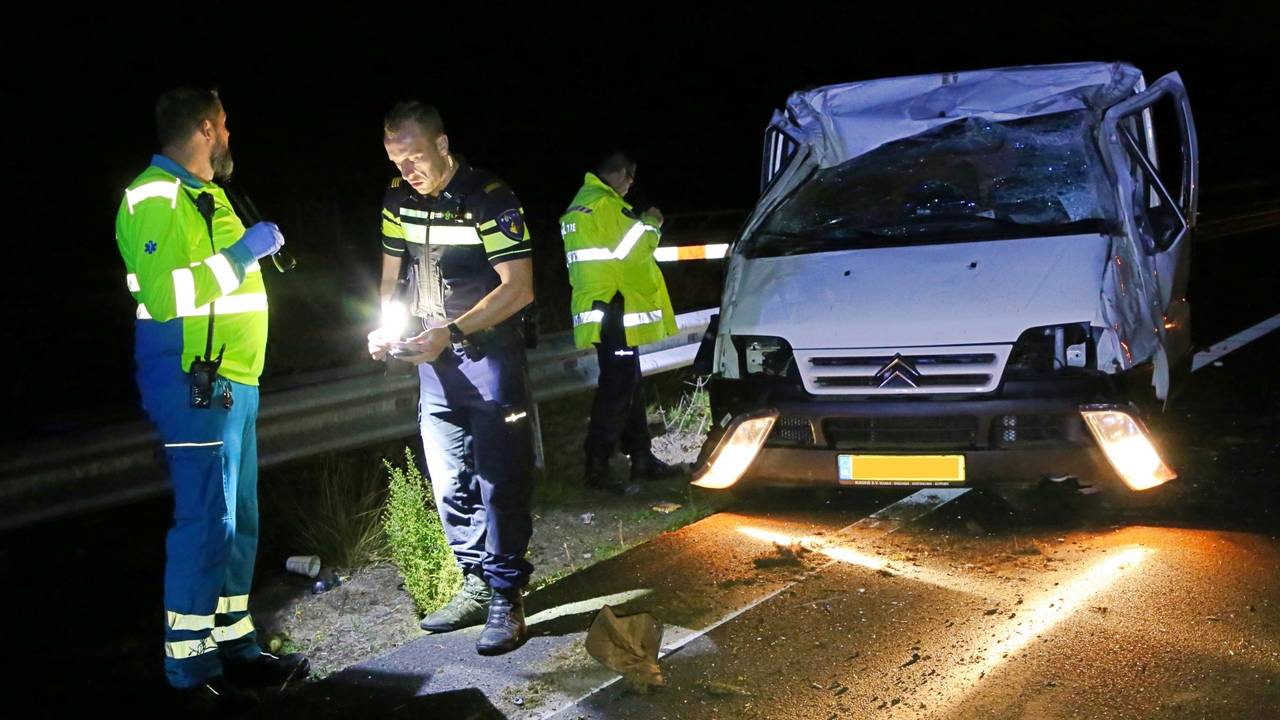 De bestelbus is zwaar beschadigd. (Foto: SQ Vision)