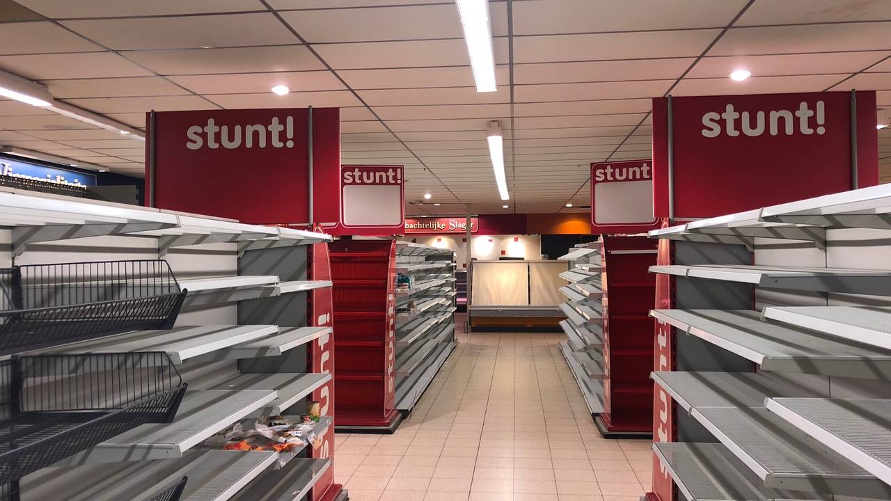 Lege schappen bij de EMTÉ in Vught vlak voor de sluiting.