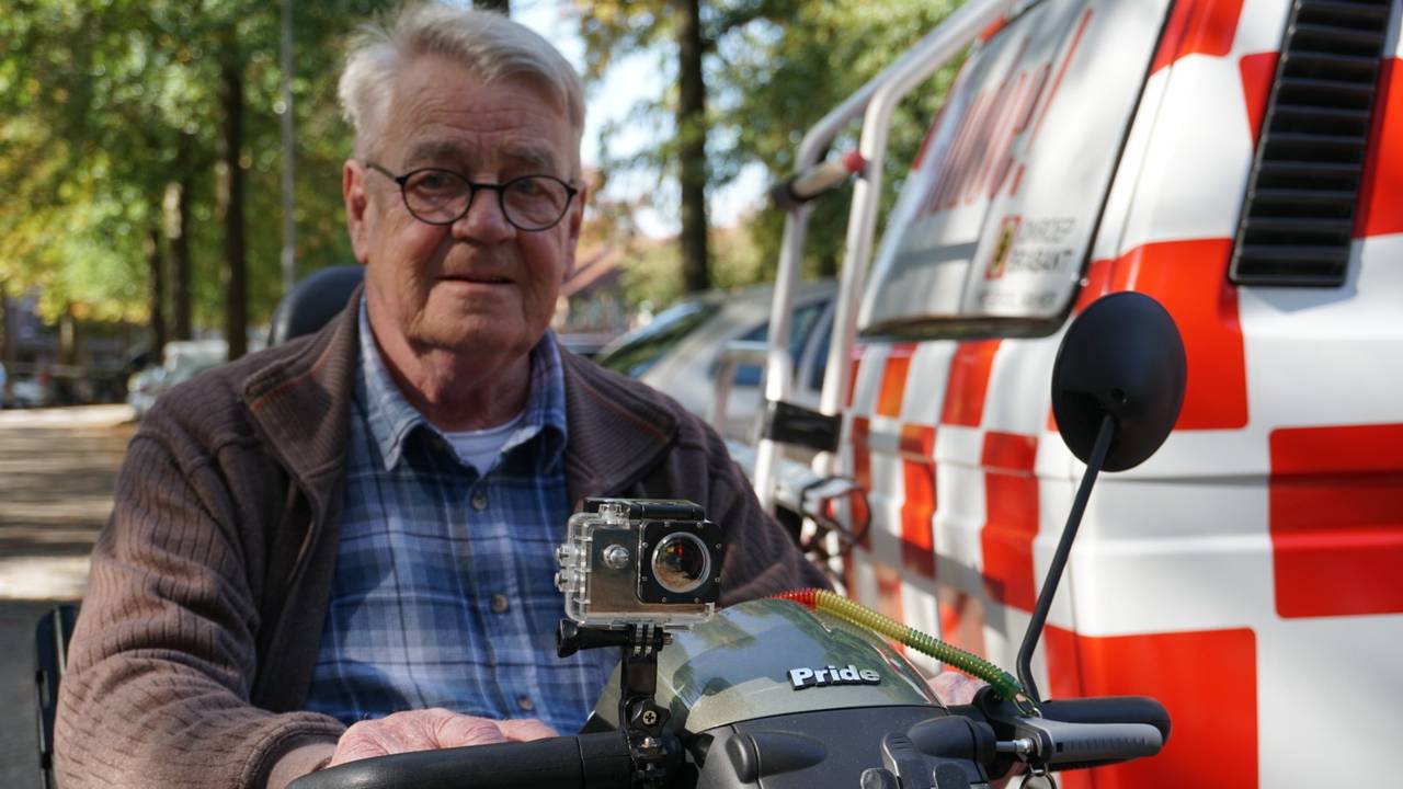 Adriaan van Berkel en zijn cameraatje op de scootmobiel.