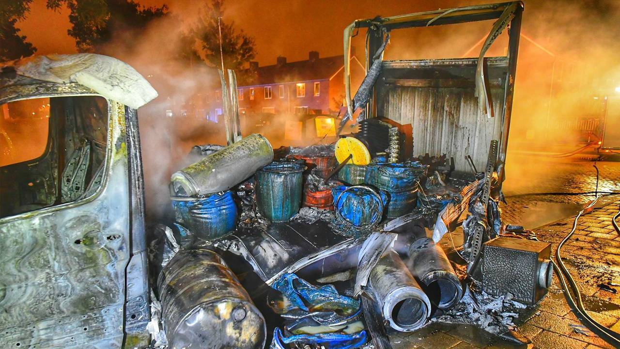 De uitgebrande vrachtwagen met drugsafval. (Foto: Rico Vogels/SQ Vision)