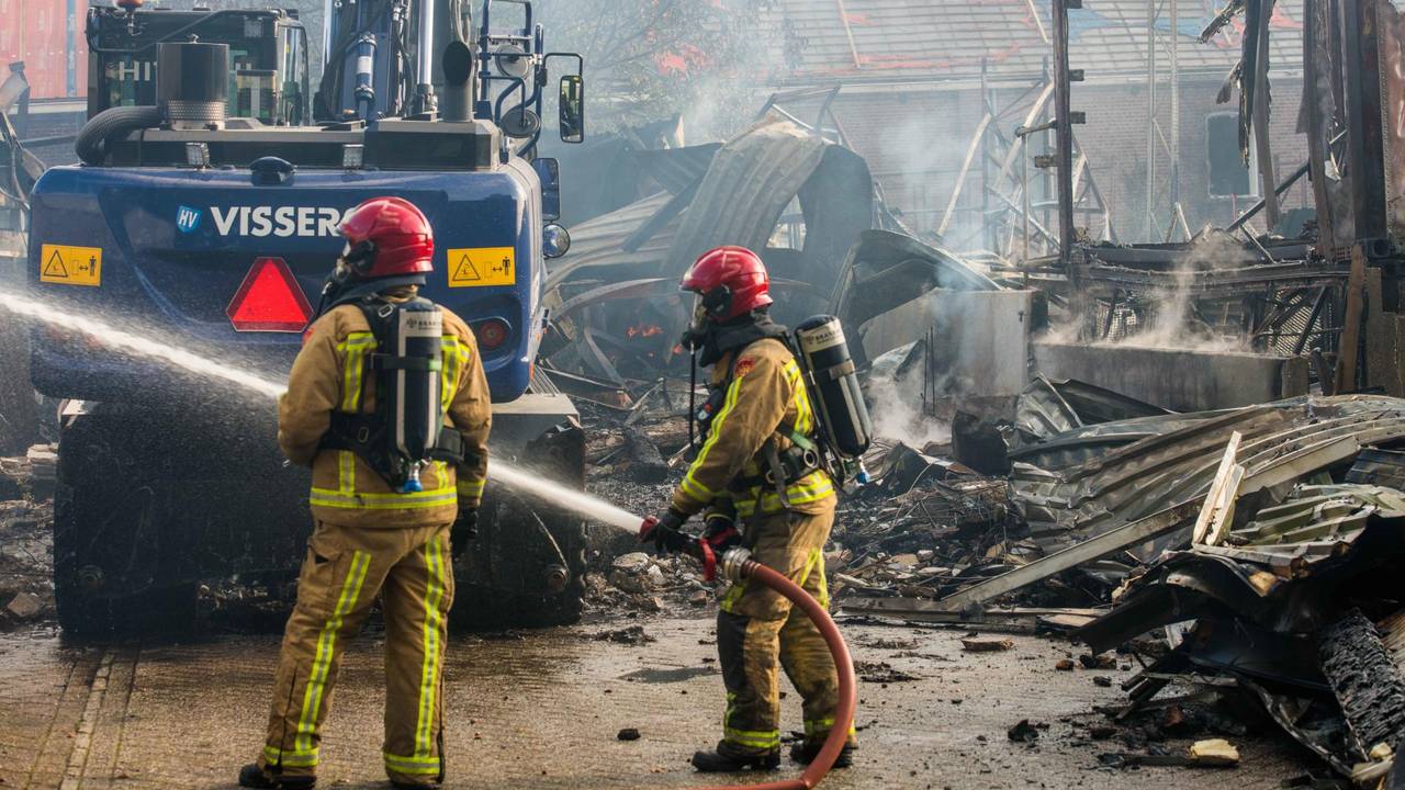 Nablussen van de nachtelijke vuurzee in Veldhoven (Foto: Dave Hendriks)