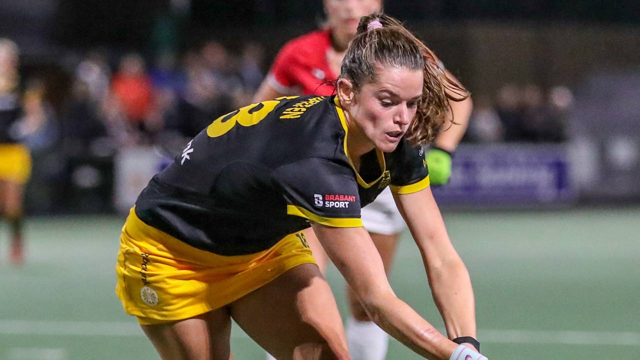 Lidewij Welten in actie tegen Hurley, eerder dit seizoen. (Foto: Orange Pictures)