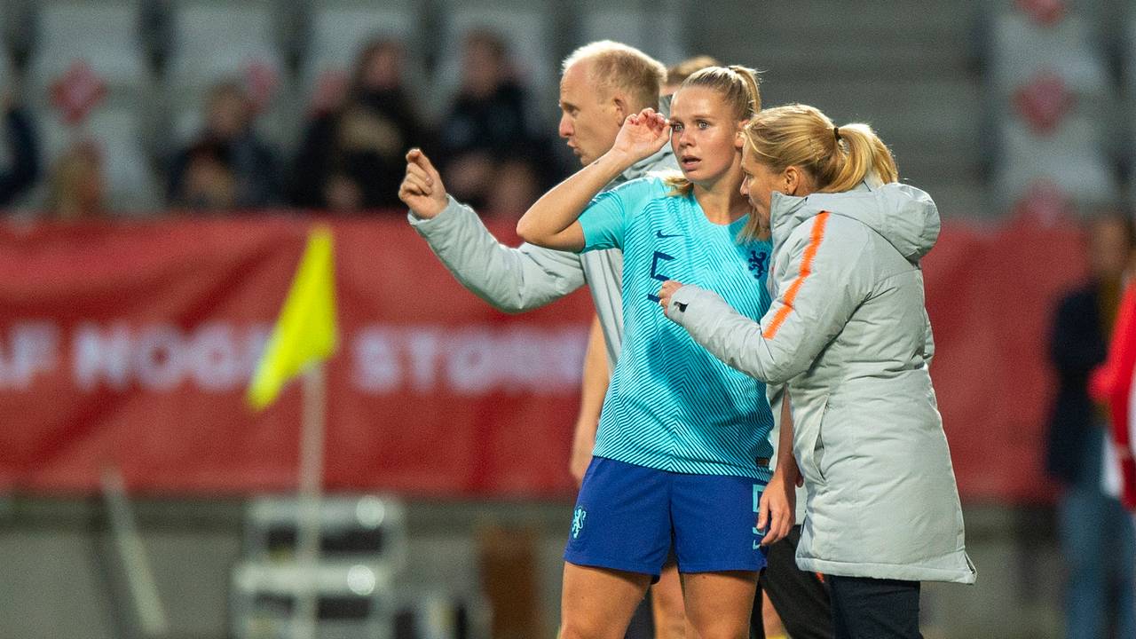 Kika van Es in gesprek met bondscoach Sarina Wiegman (foto: OrangePictures).