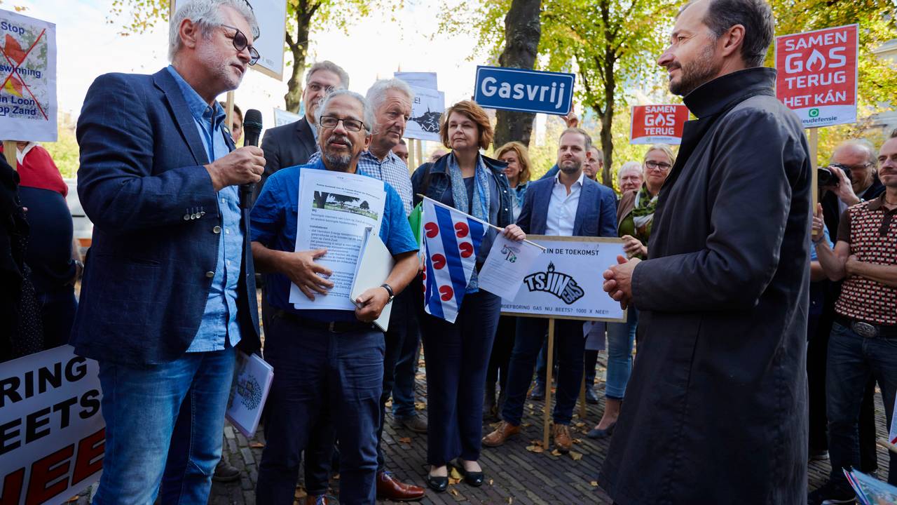 Inwoners zien de gaswinning niet zitten en boden een petitie aan (archieffoto).