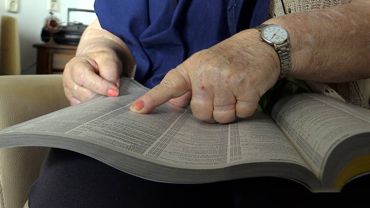Voor de laatste keer ploft de telefoongids op de mat, Marieke gaat hem