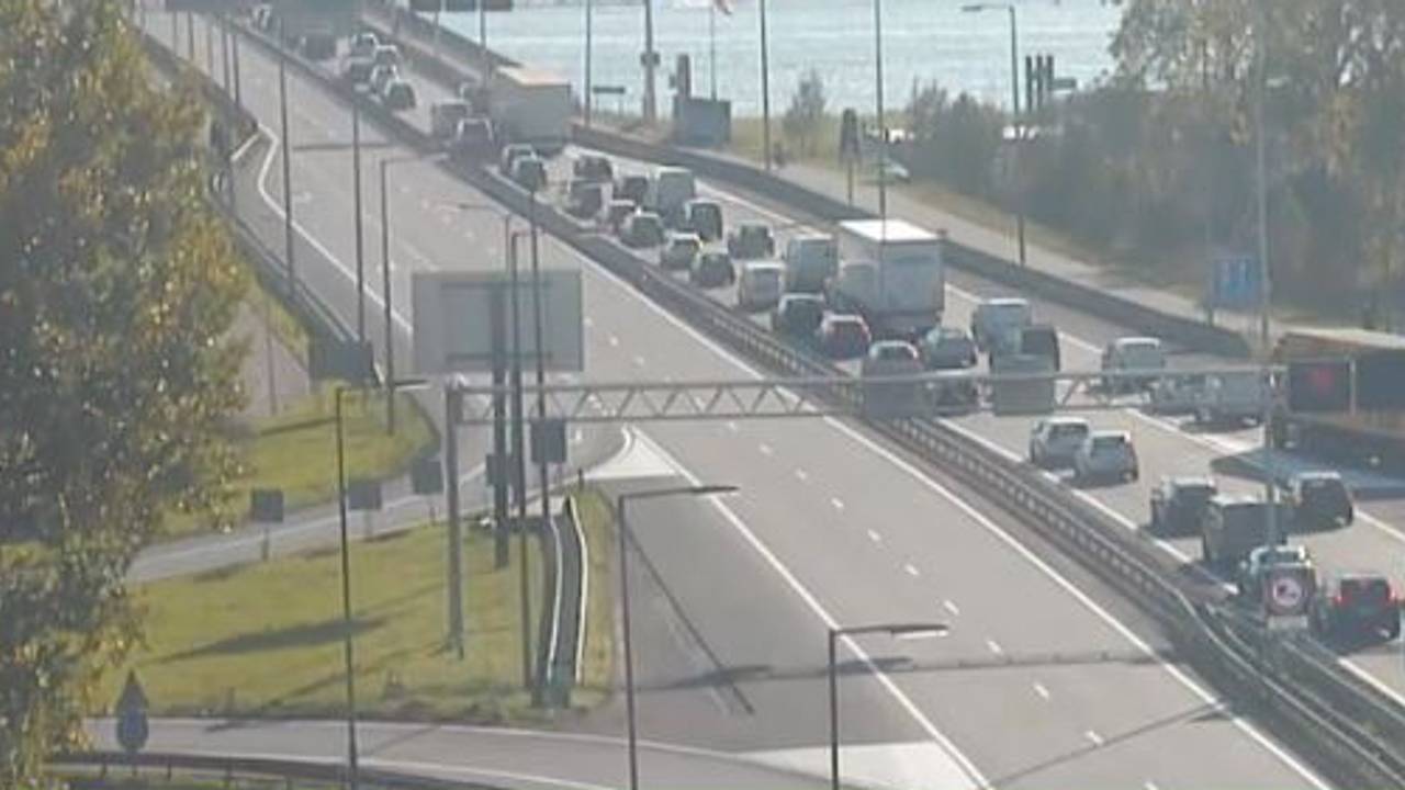 De A27 was in beide richtingen dicht door een ongeluk met meerdere vrachtwagens. (Foto: Rijkswaterstaat)