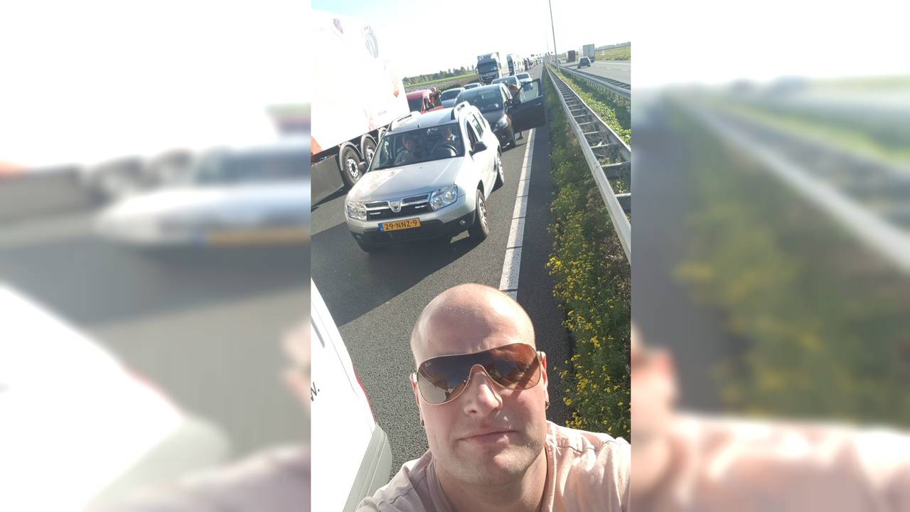 Vrachtwagenchauffeur Jonathan deelde koekjes uit op de snelweg. (Foto: Jonathan Hol)