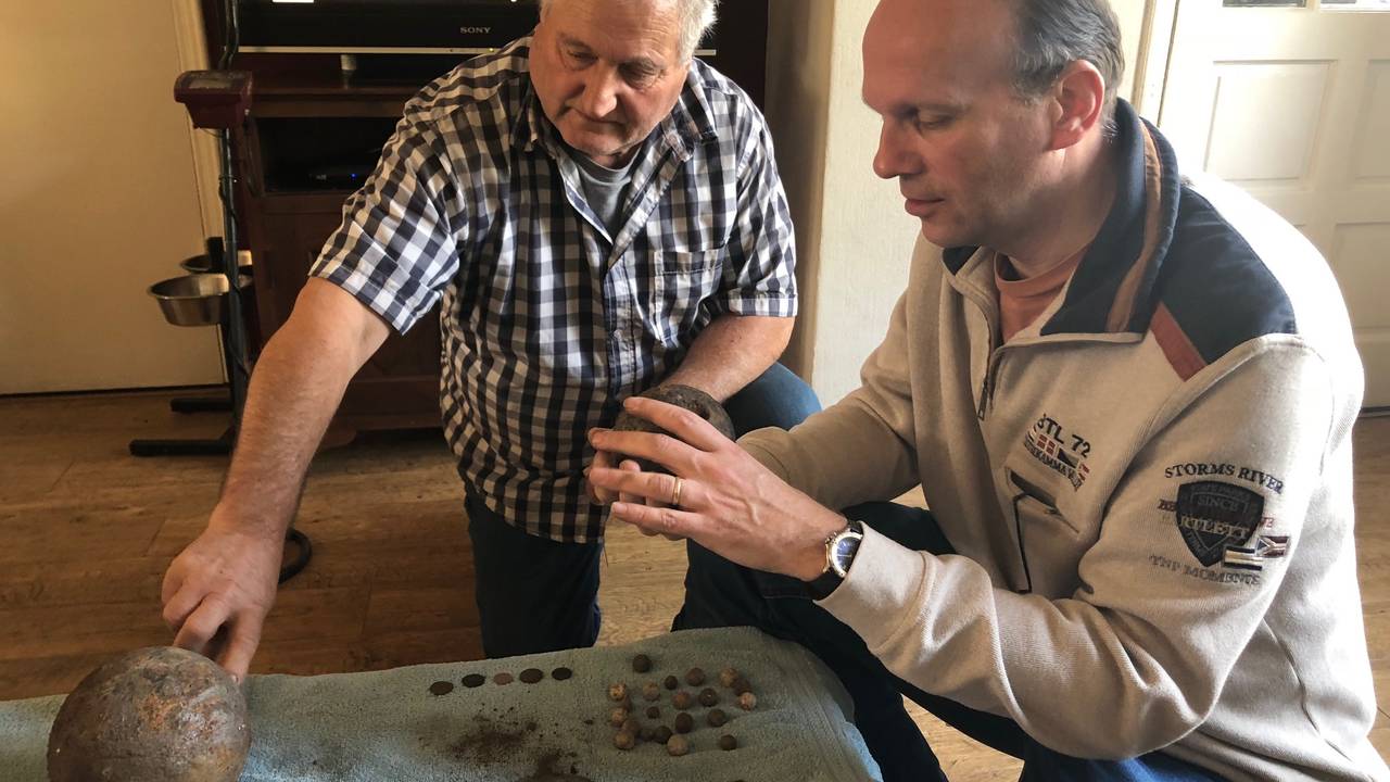 Theo Valenteijn (l) en Ronald van Genabeek bekijken de vondsten.