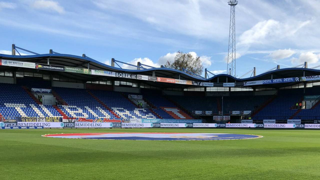 De ouderen gaan in het stadion praten over vroeger. (Foto: Willem II)