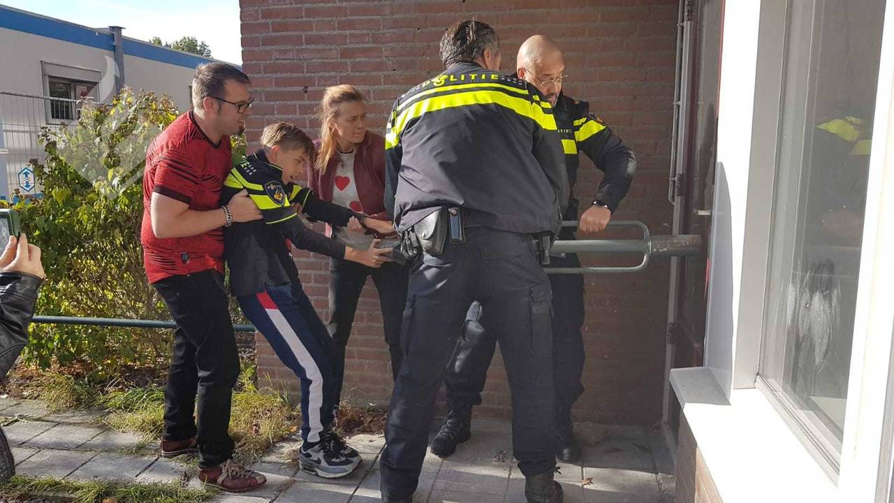 Lucas mocht met grof geweld ook een ruitje intikken. ( Foto: Politie)