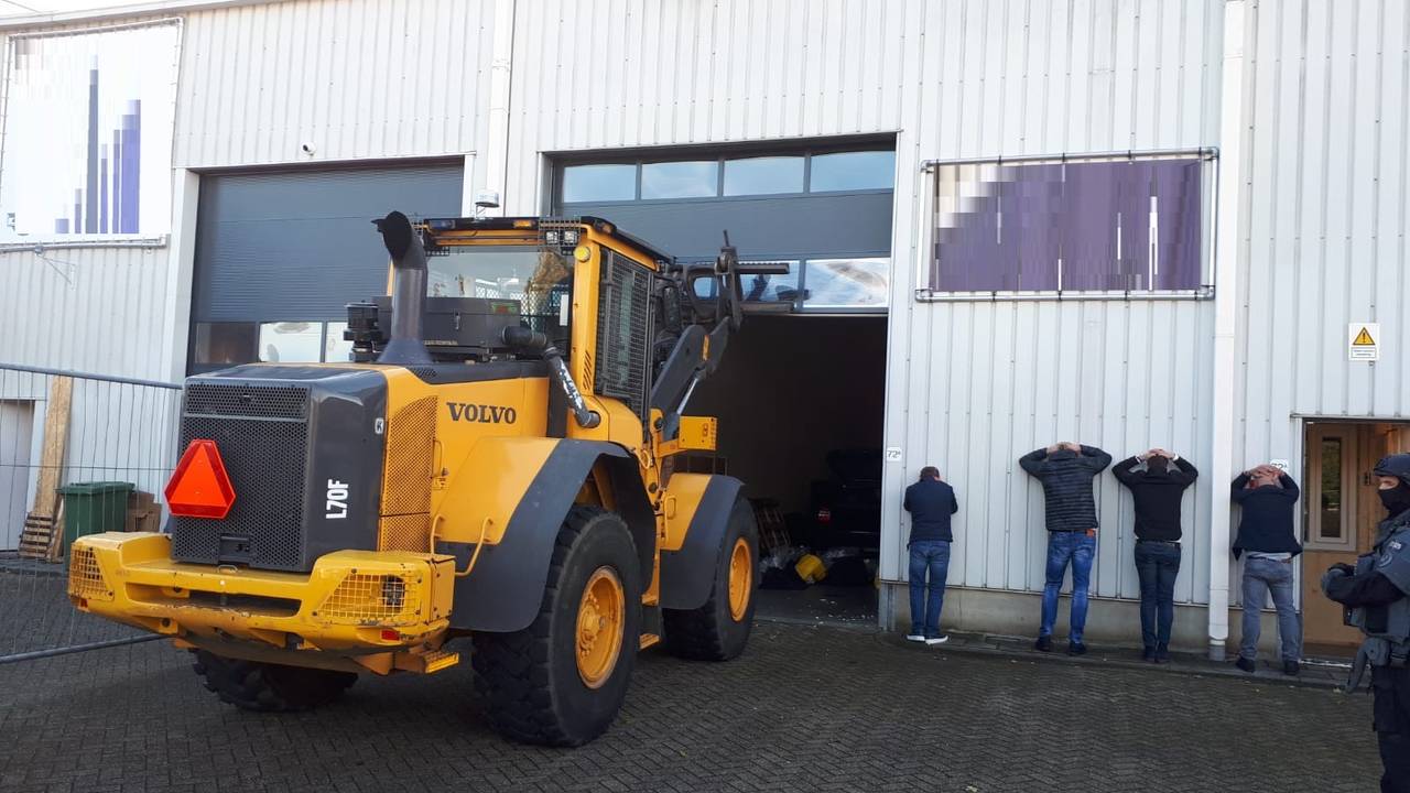De politie deed de inval met een shovel. (Foto: Politie)