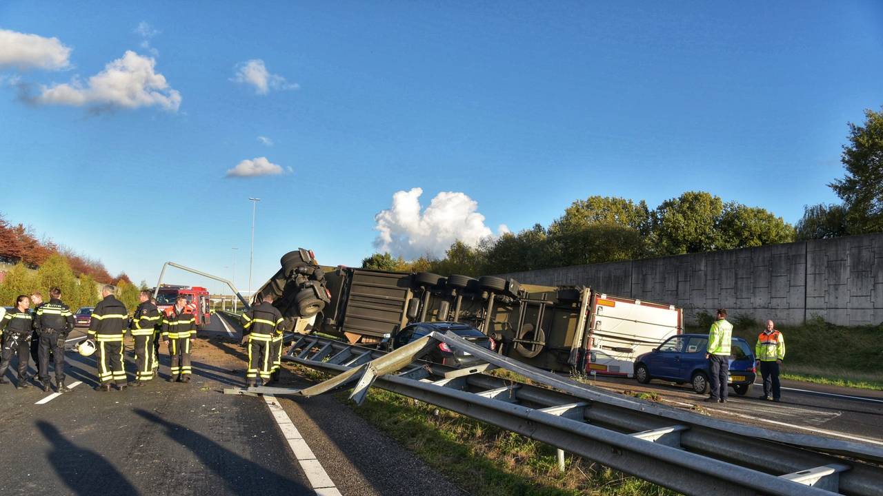 Bij het ongeluk schoot een vrachtwagen door de middenberm. (Foto: Tom van der Put/SQ Vision)