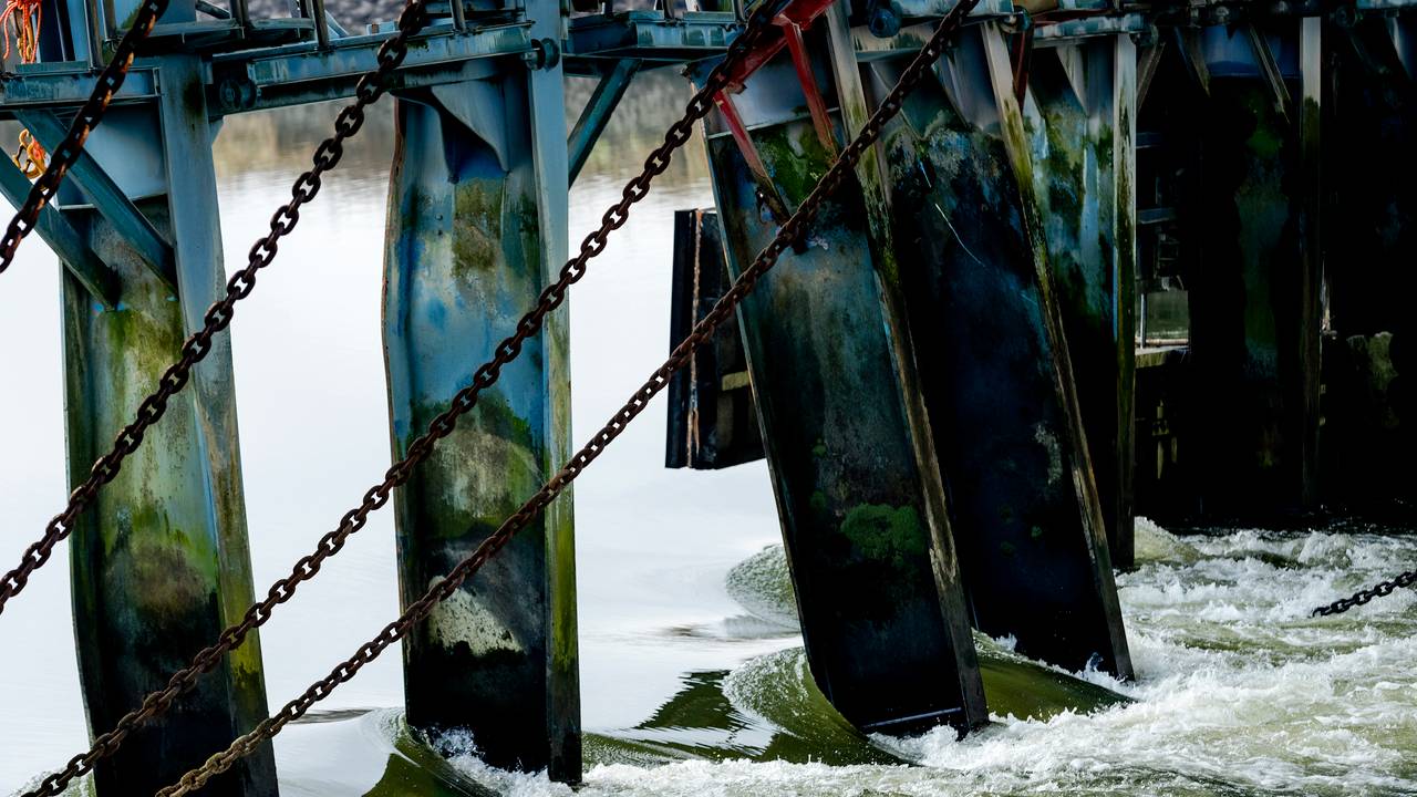 Medewerkers van Rijkswaterstaat bouwen een tijdelijke dam bij de beschadigde stuw van Grave. (Foto: ANP).