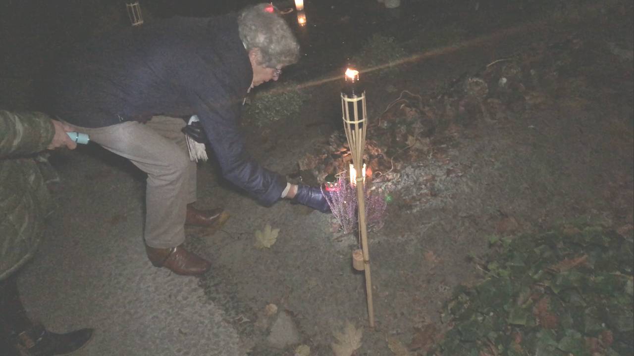 Er werden honderden kaarsjes aangestoken.