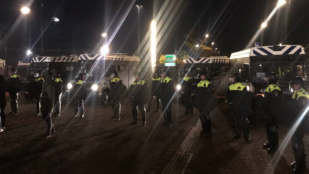 De 150 supporters komen aan bij de ArenA. (Foto: dekruikenzeiker.nl)