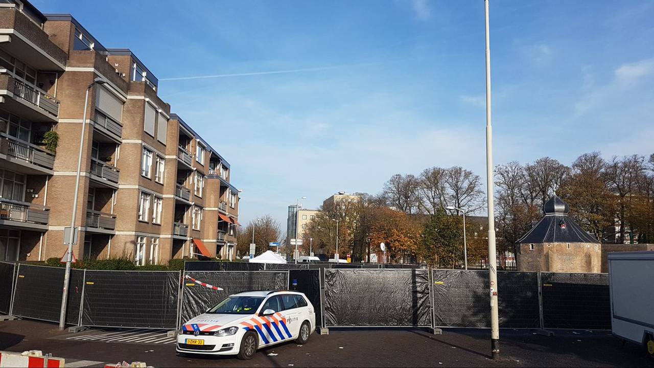 Politieonderzoek de ochtend na de dodelijke steekpartij. (Foto: Dirk Verhoeven)