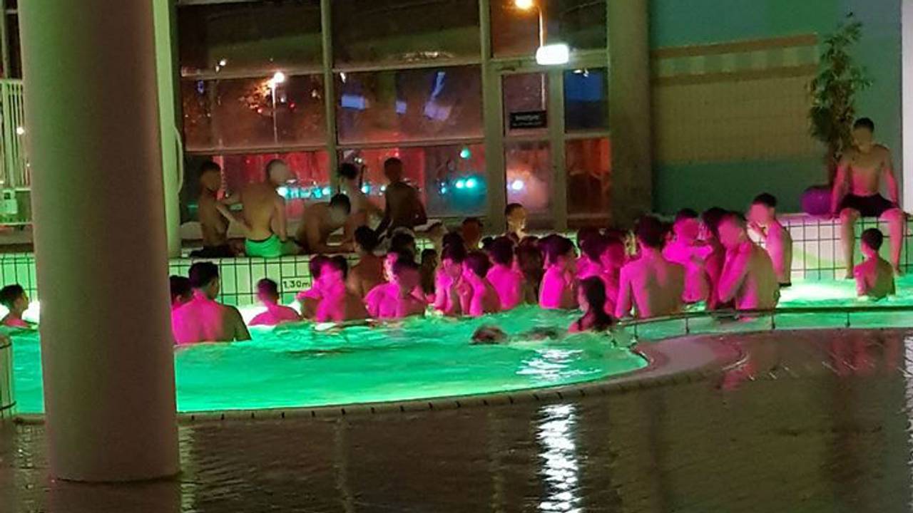 Een grote groep jongeren zorgde voor overlast in zwembad Stappegoor. (Foto: Manuela).