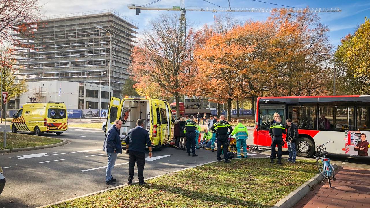 Fietsster zwaargewond na botsing met bus in Eindhoven ...