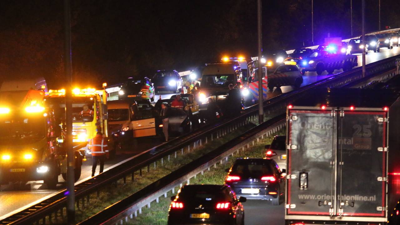 Bij het ongeluk zijn zeker zes auto's betrokken. (Foto: SK Media)