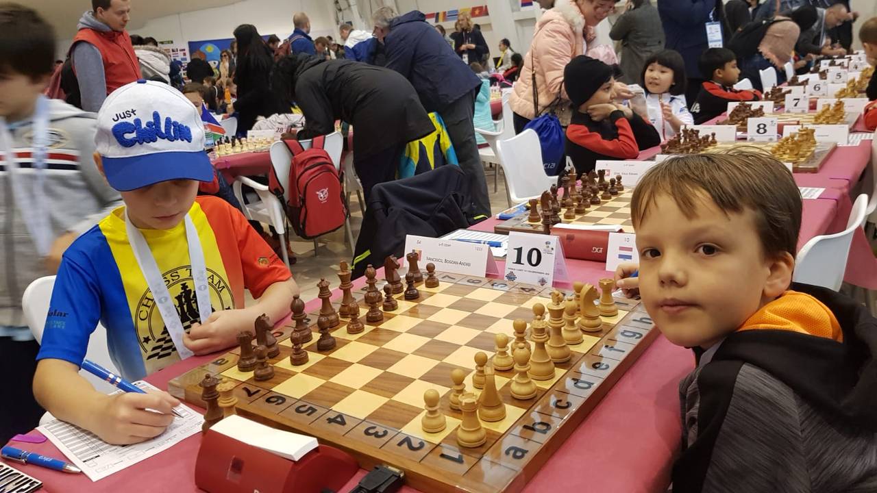Tommy (rechts) voor het begin van de tweede partij. (Foto: familie Grooten)