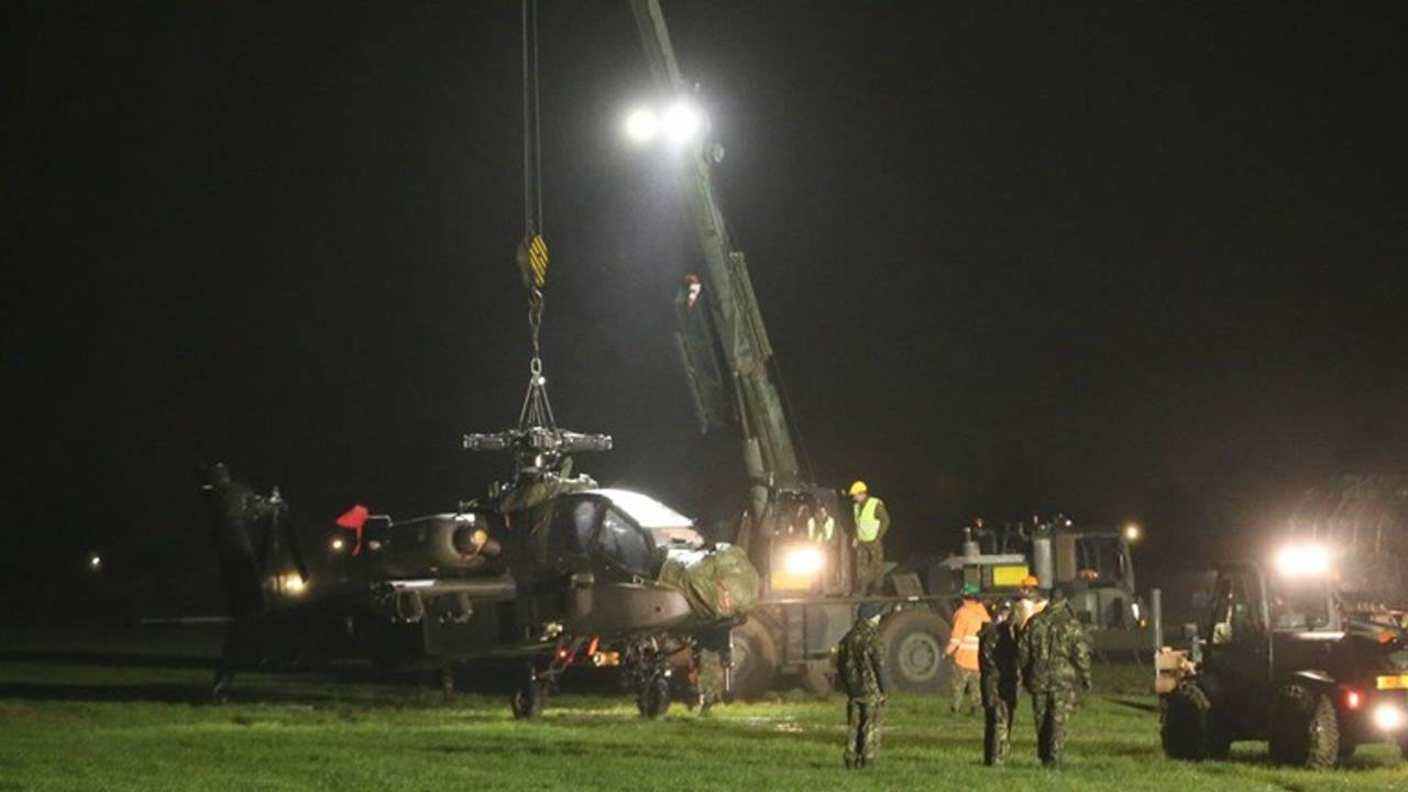 De Apache werd na het ongeluk opgetakeld en over de weg naar de vliegbasis vervoerd.