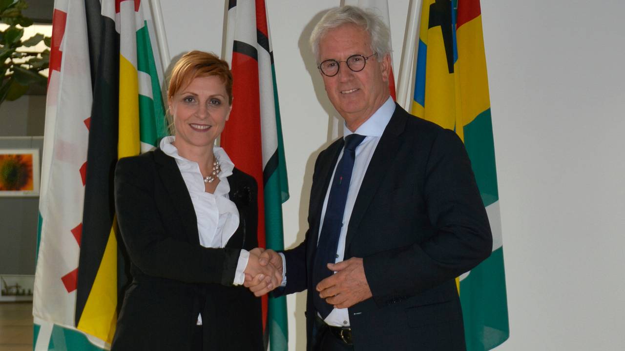 Ambassadeur Adia Sakiqi en burgemeester Jac Klijs (Foto: gemeente Moerdijk)