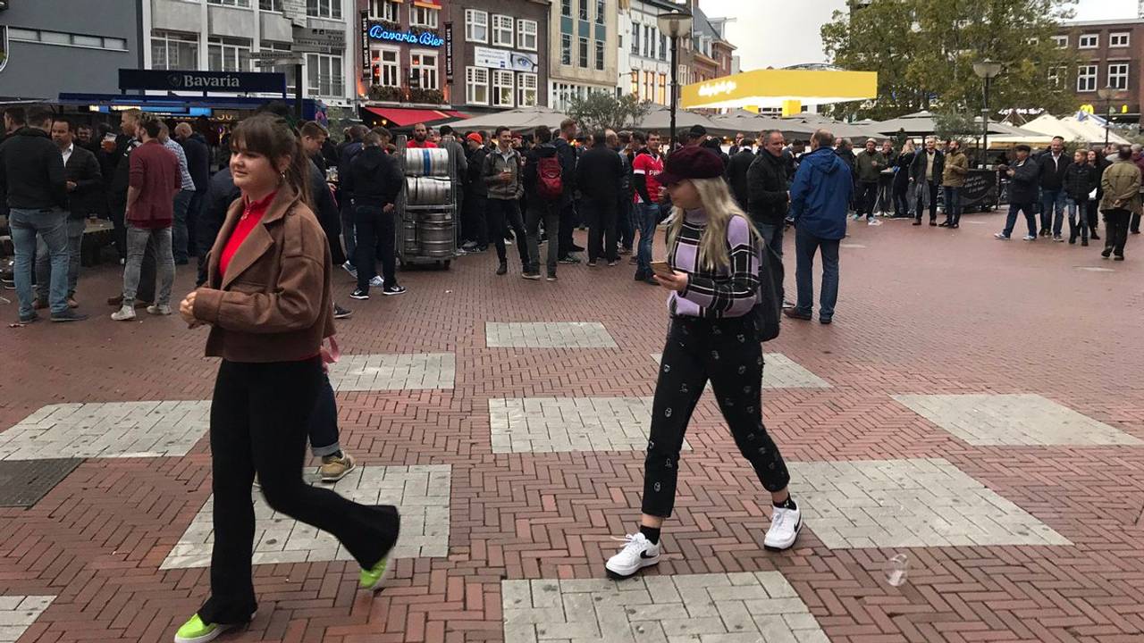 In de binnenstad van Eindhoven waren veel fans op de been. (Foto: Paul Giezen)