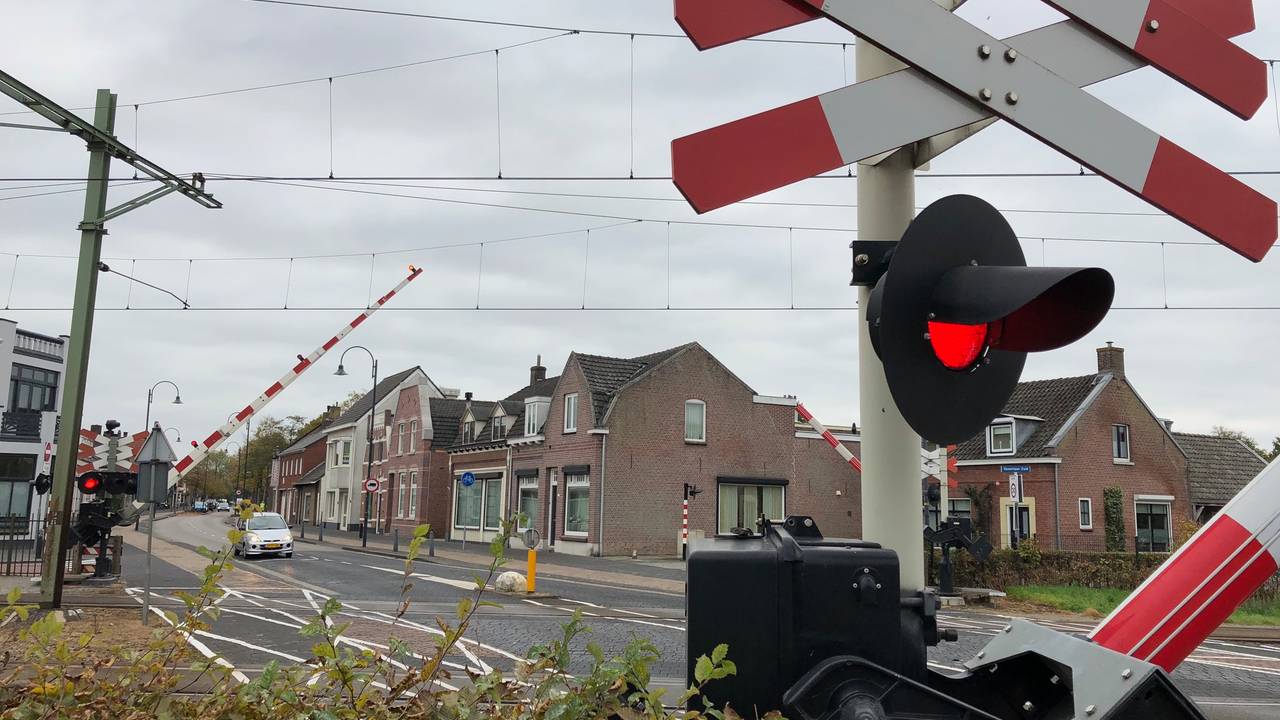 De spoorwegovergang van de Julianastraat met de Stationsstraat.