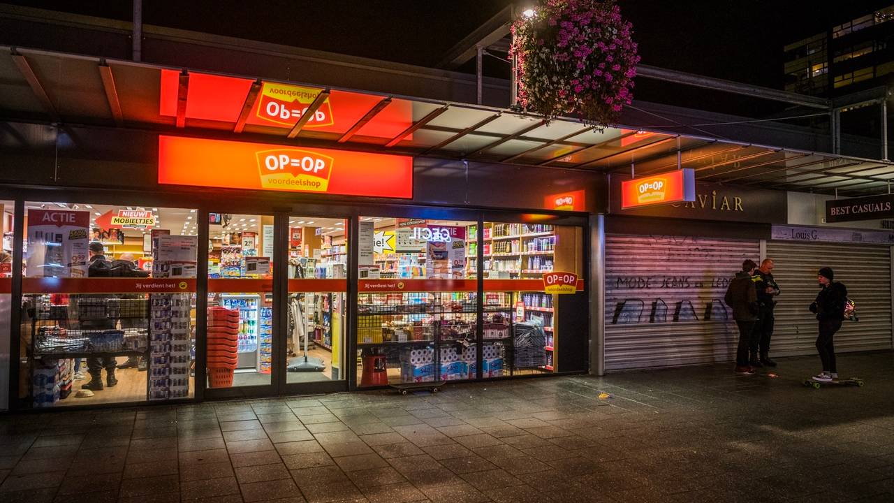 De voordeelshop Op=Op was doelwit van overval. (Foto: Sem van Rijssel)