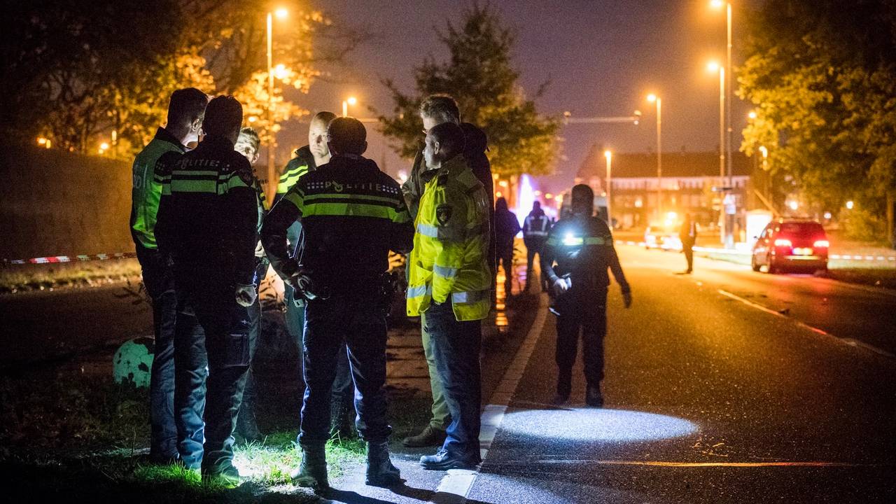 De politie op de plaats van de aanrijding. (Foto: Sem van Rijssel/SQ Vision)