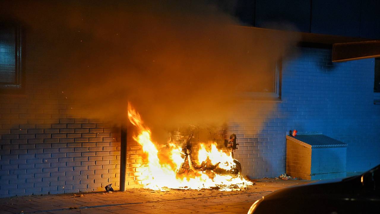 Het vuur sloeg over naar de flat. (Foto: Toby de Kort)