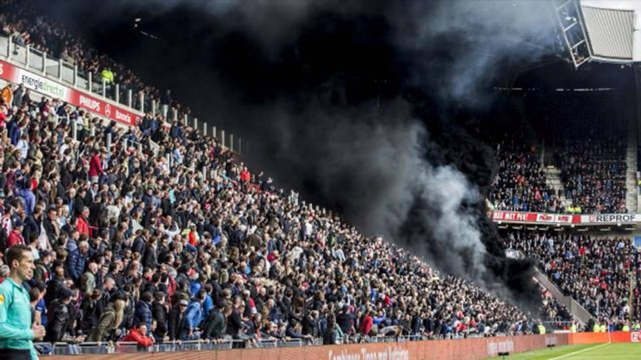 De bewuste rookbommen bij PSV-Ajax.