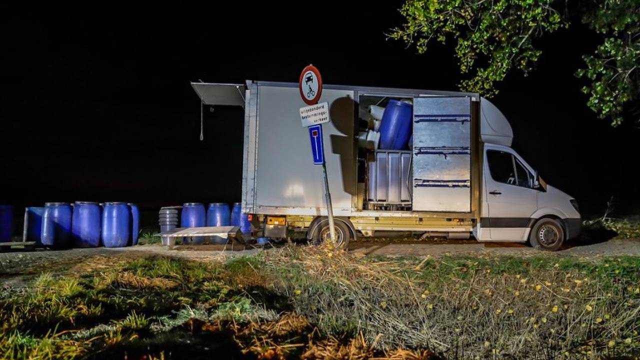 Een gedumpte vrachtwagen vol drugsafval in Drimmelen. (Foto: Marcel van Dorst/SQ Vision)