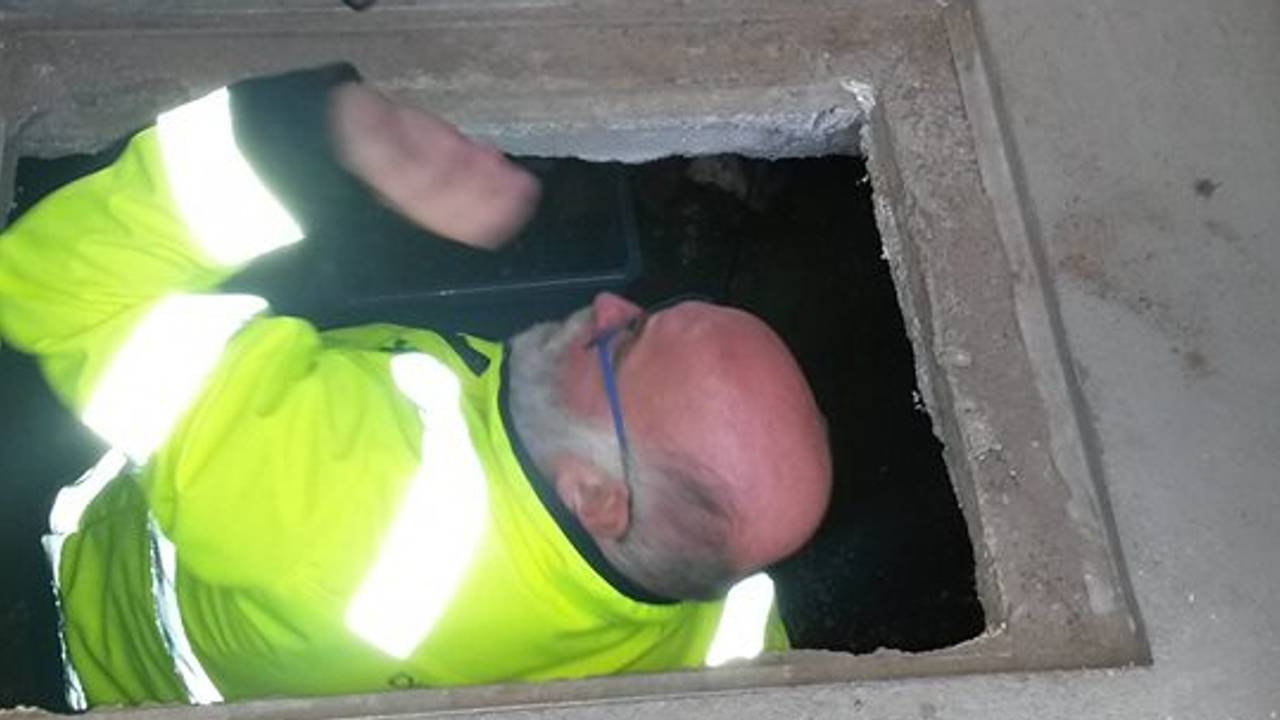 De vrijwilliger heeft de 'slang' uit de kruipruimte gehaald (foto: Dierenambulance Brabant Noord-Oost).