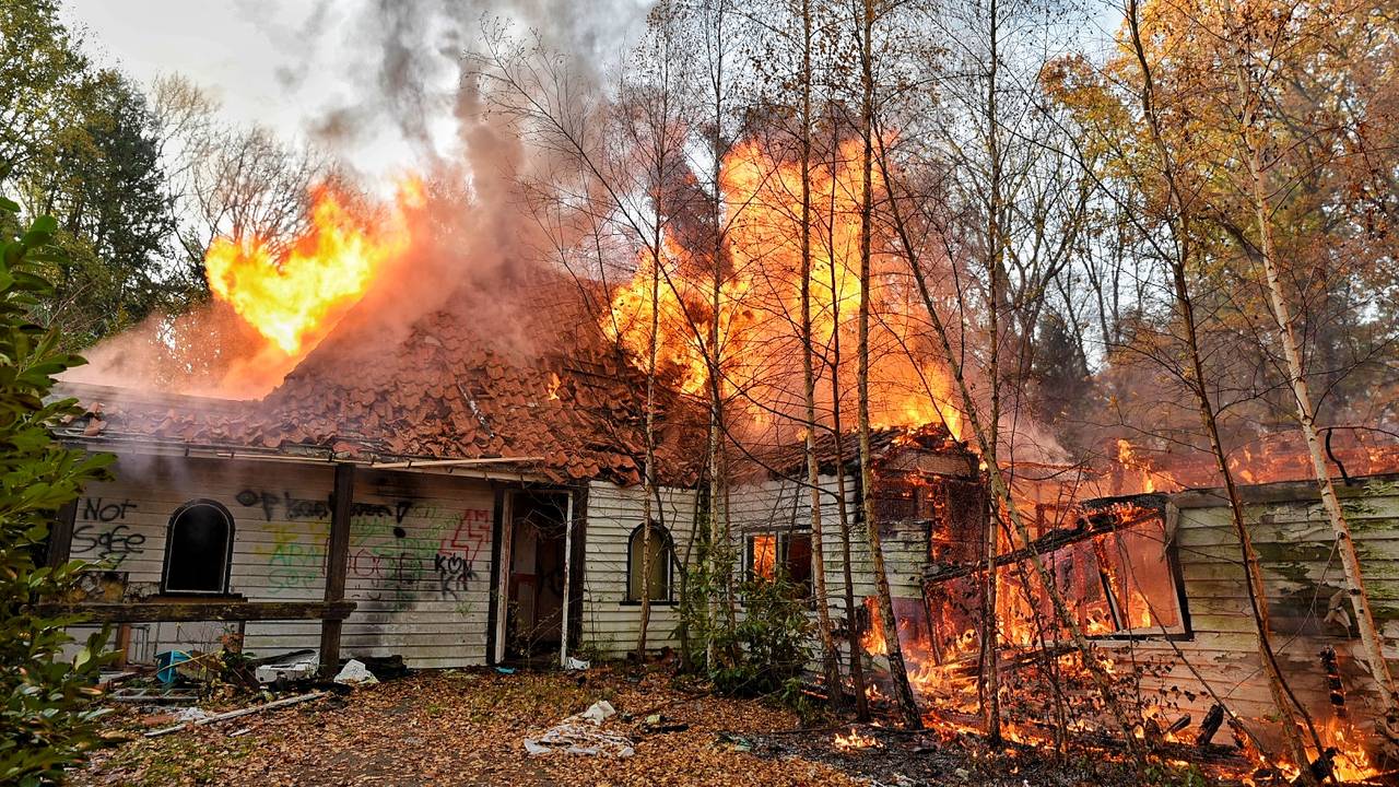 De vrijstaande woning stond leeg. (Foto: Toby de Kort)