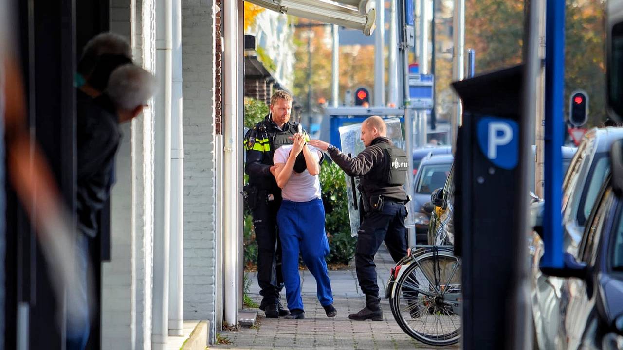 Een van de mensen die uit de woning werden gehaald (foto: Toby de Kort)
