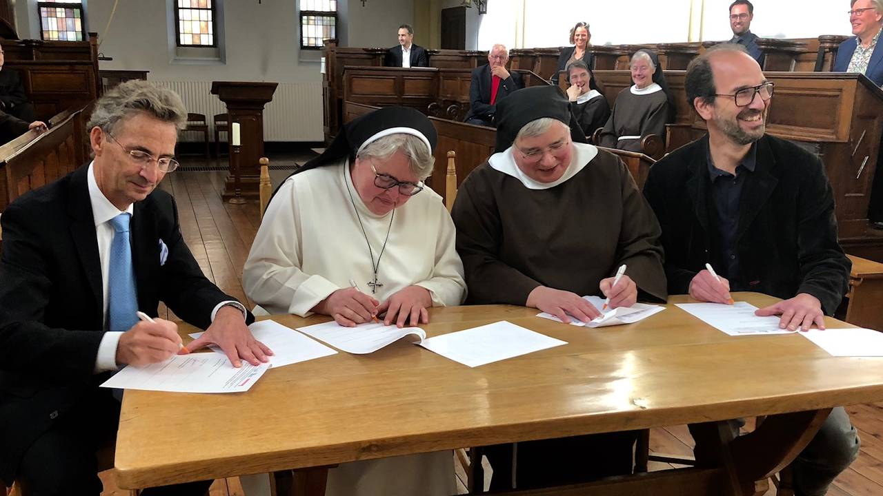 Wethouder Van der Schoot, Sara Bohmer (KNR), zuster Angela en gedeputeerde Swinkels tekenden de overeenkomst (foto: Tonnie Vossen).