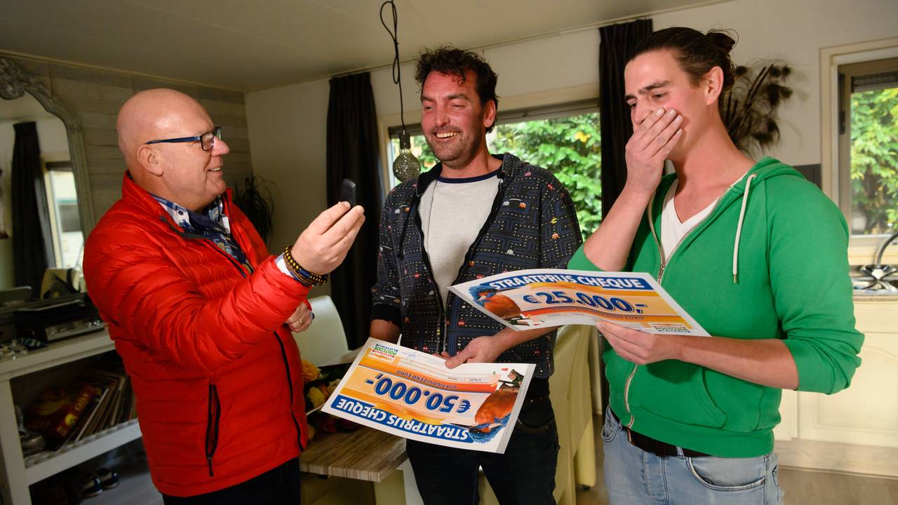 Chiel en Maikel krijgen prijs (foto: Roy Beusker Fotografie)