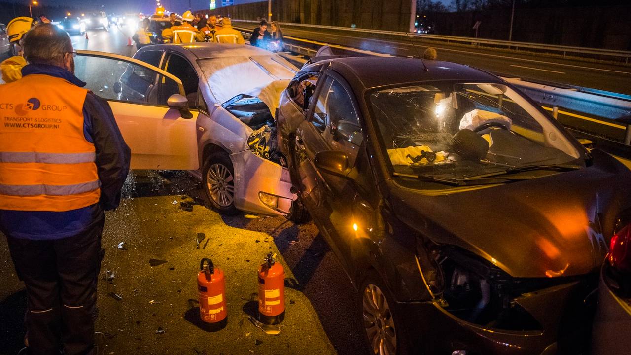 Bij het ongeluk waren drie auto's betrokken (foto: Sem van Rijssel/SQ Vision Mediaprodukties).
