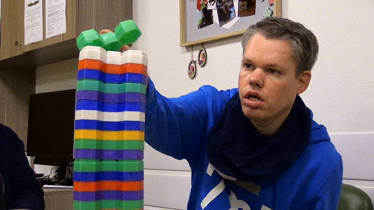 Joost speelt met zijn blokjes. (foto: Raymond Merkx)