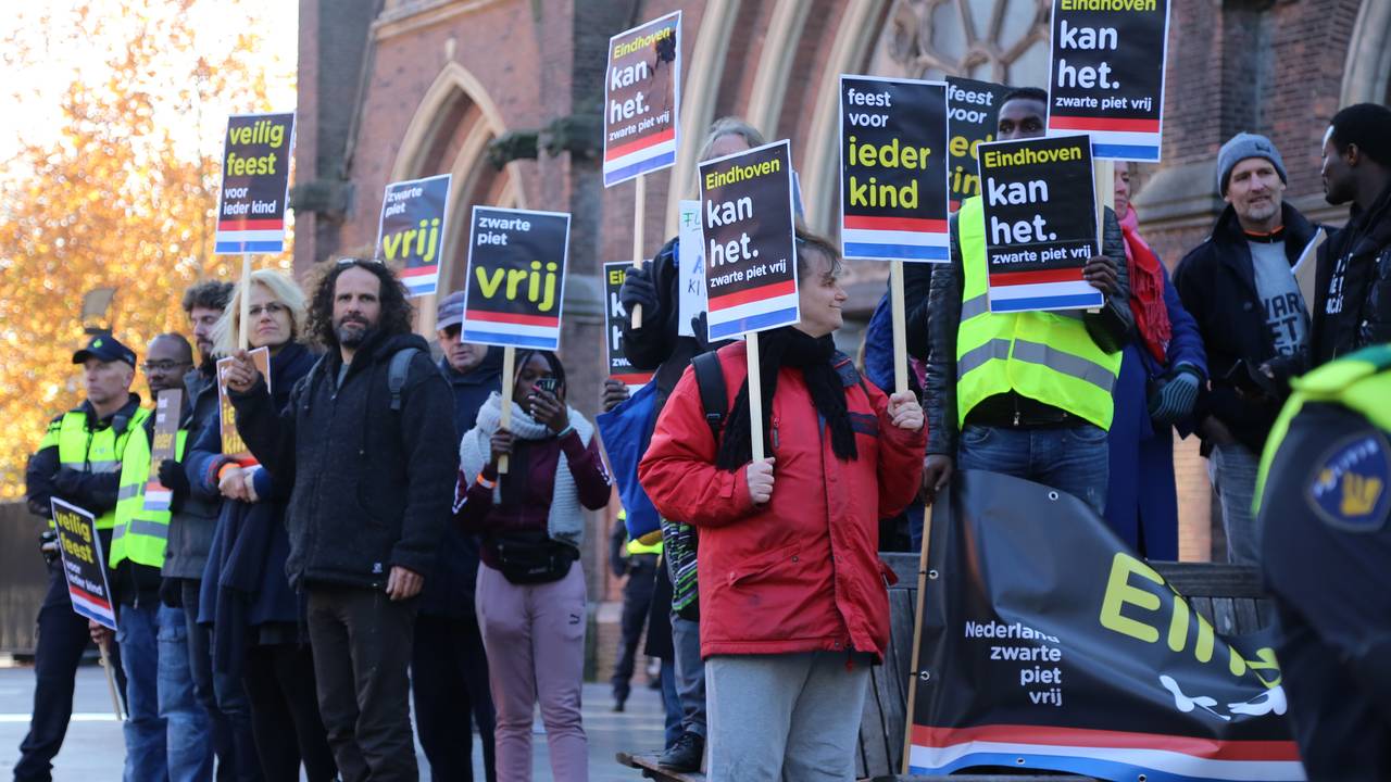 Demonstranten tegen Zwarte Piet in Eindhoven. (foto: Danny van Schijndel, 112Nieuwsonline)