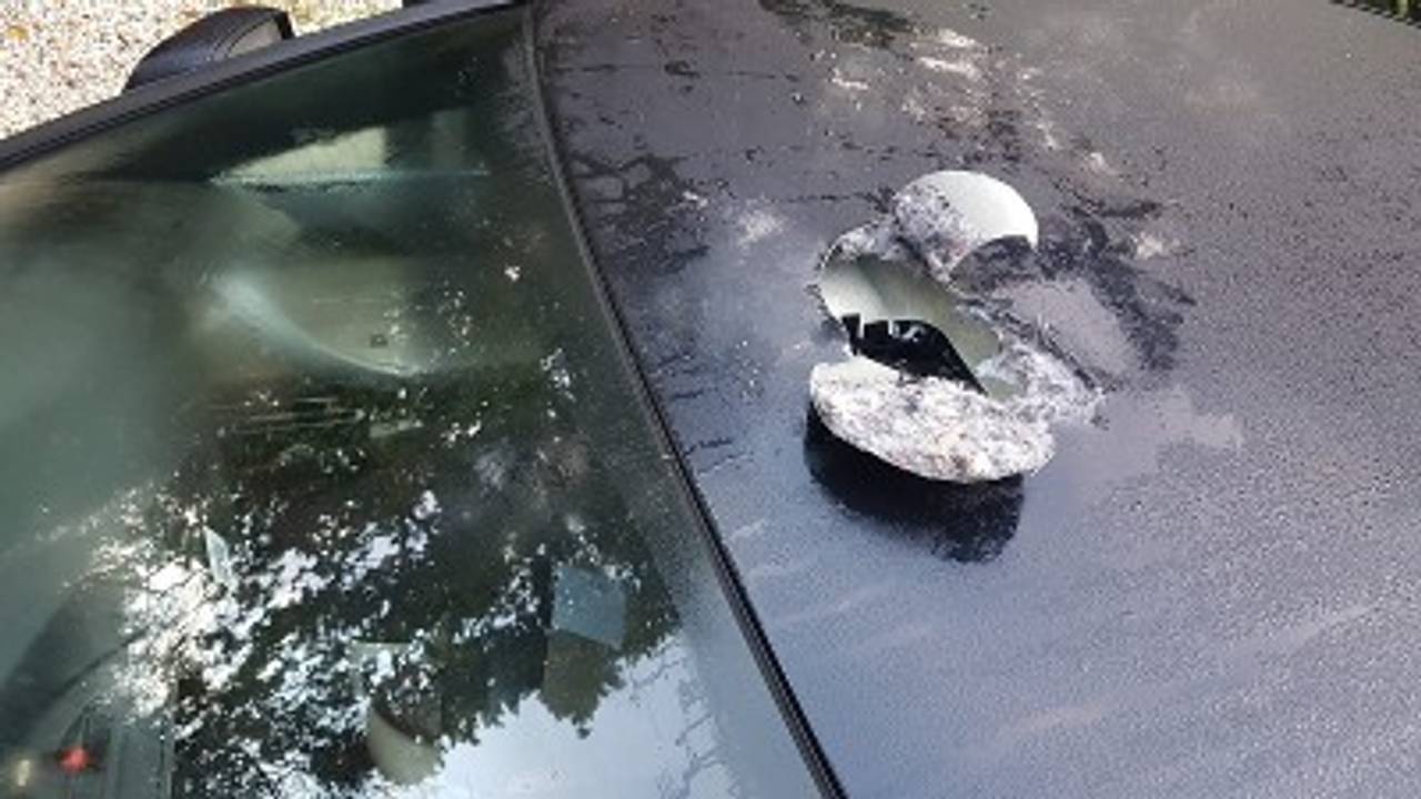 De inbrekers knipten gaten in daken van BMW's (foto: politie)