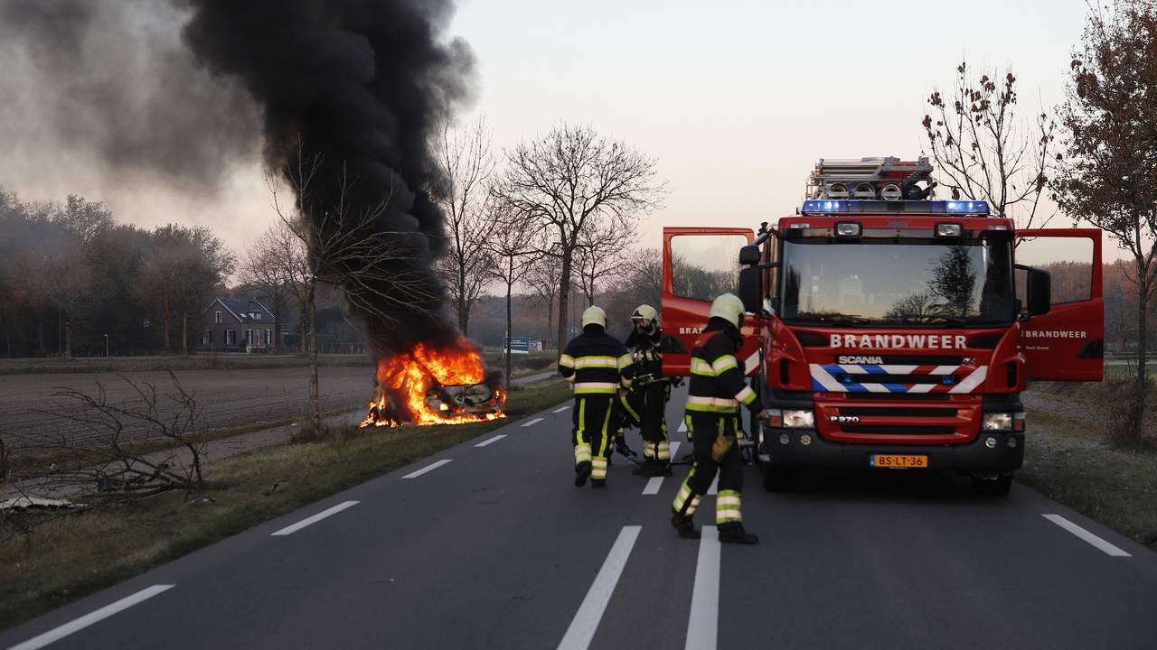 De auto vloog in brand. (Foto: SK-Media)