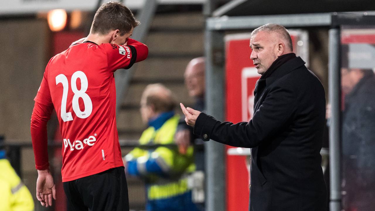 Helmond Sport-coach Rob Alflen in gesprek met Nick de Louw (Foto: VI Images)
