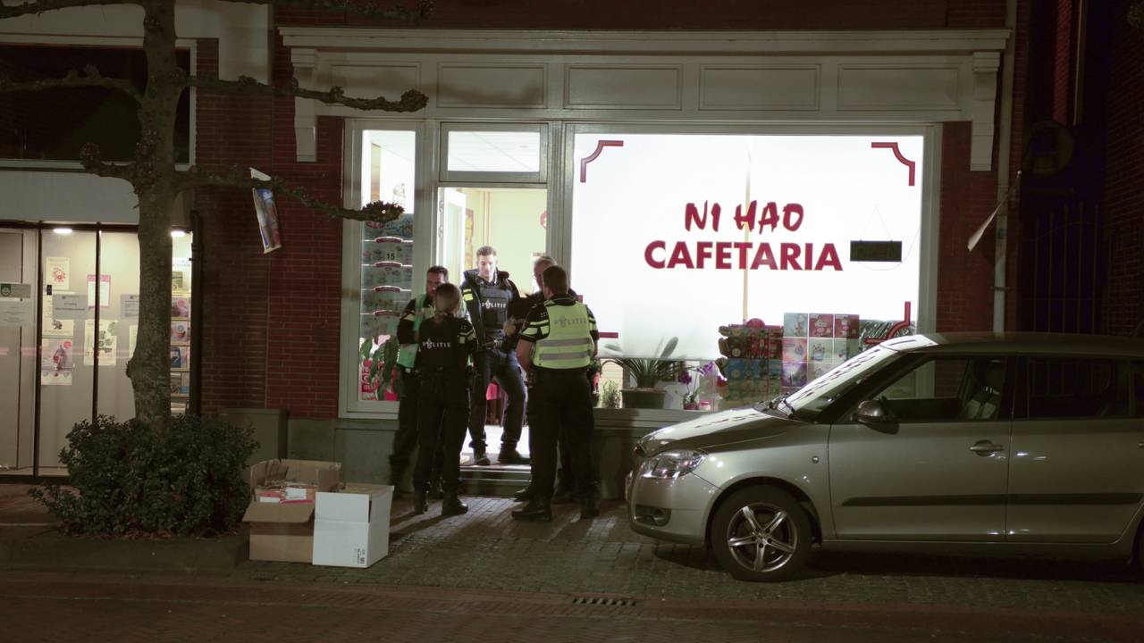 De politie onderzoekt de overval op cafetaria Ni Hao aan de Markt in Ossendrecht. (Foto: Gino Press)