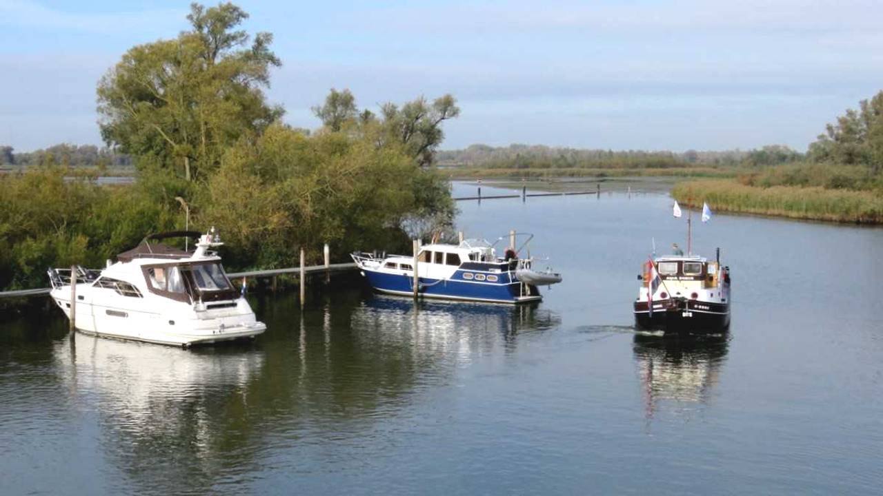 Een boottochtje door de Biesbosch gaat geld kosten (archieffoto: Martha Kivits)