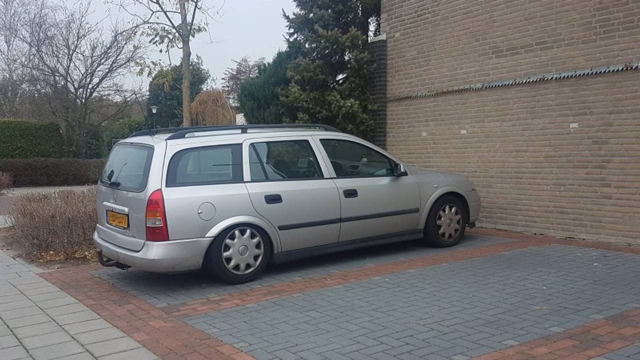De auto die inreed op een motoragent is gevonden (Foto: Politie)