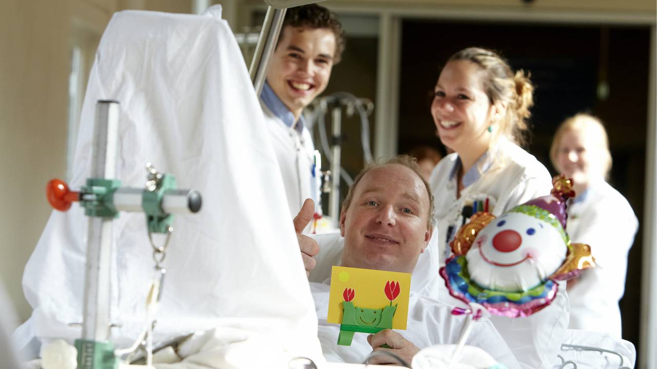 Het personeel van het Jeroen Bosch Ziekenhuis is opgetogen nadat ze werden uitgeroepen tot beste topklinische ziekenhuis van Nederland. (Foto: ANP)