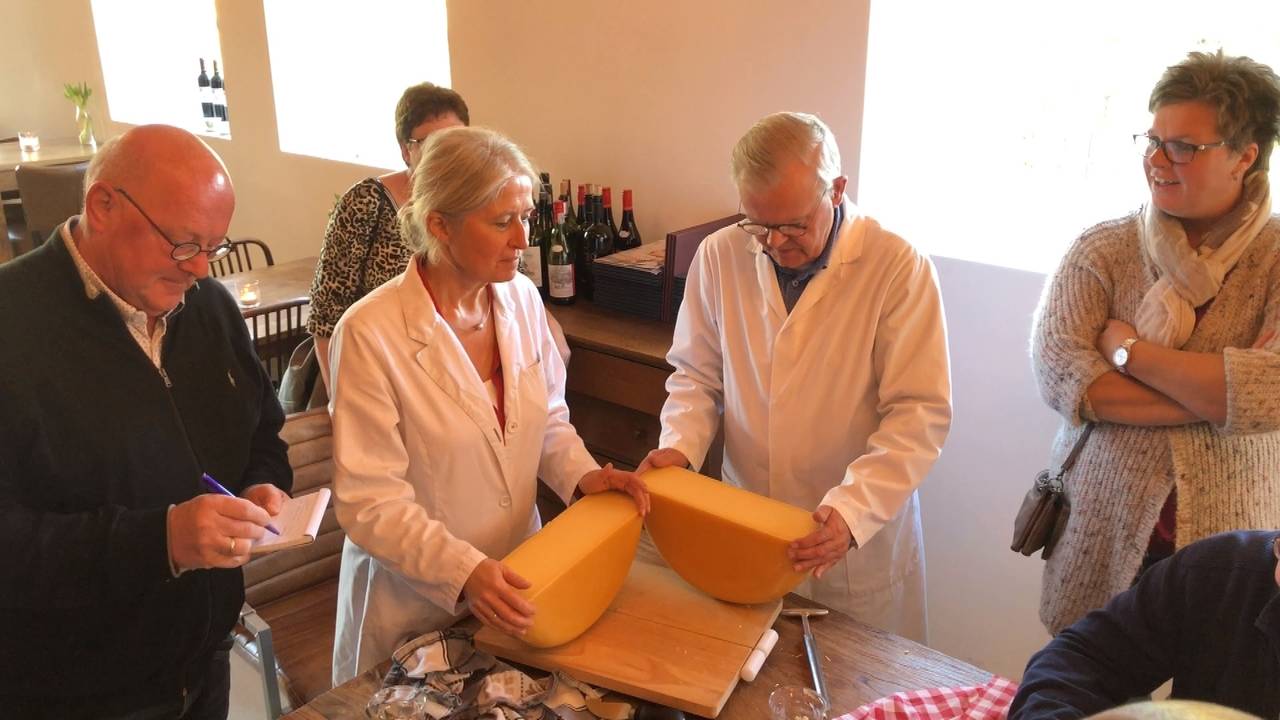 De kazen worden uitvoerig gekeurd (foto: Paul Post)