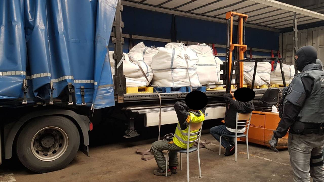 In de loods zijn twee personen aangehouden. (Foto: politie)